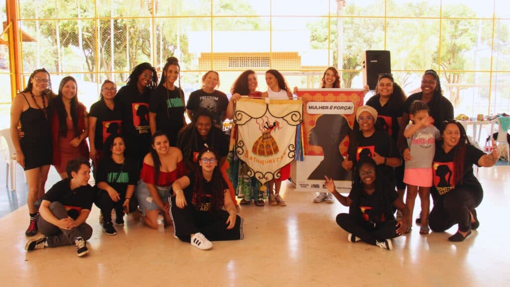 Mulheres negras reunidas em um encontro da Obirin Badu, sorrindo e celebrando